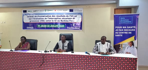 Projet Ado avance ensemble: l’ABBEF et ses partenaires discutent des résultats d’une étude sur l’interruption sécurisée de la grossesse selon la loi au Burkina Faso.
